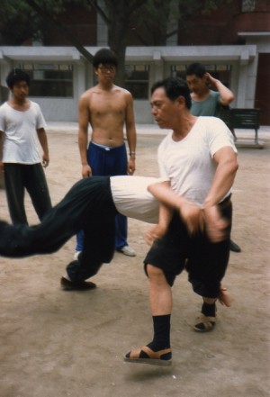 ���K���i